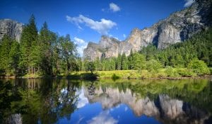 mountains and lake in yosemite national park